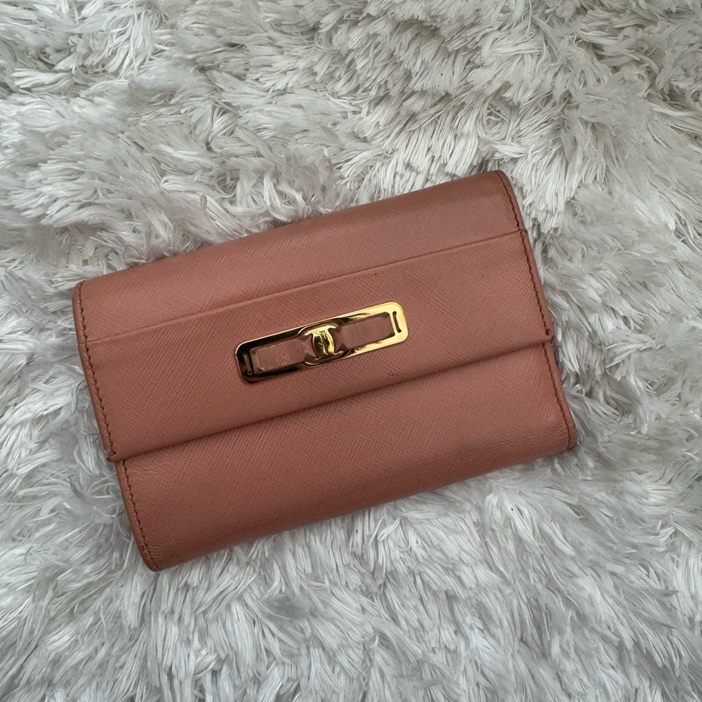 LIGHT PINK SALVATORE FERRAGAMO WALLET 💖